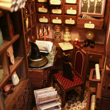 Laden Sie das Bild in den Galerie-Viewer, Book Nook - Magischer Apotheker