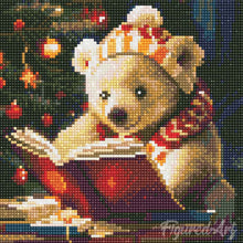 Laden Sie das Bild in den Galerie-Viewer, Mini Diamond Painting 25 x 25 cm - Süßer lesender Bär