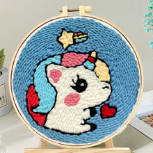 Laden Sie das Bild in den Galerie-Viewer, Punch Needle set Baby-Einhorn mit rotem Herz